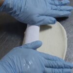 手でベーグル生地を成形している様子