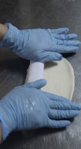 手でベーグル生地を成形している様子