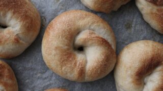 蒸しベーグルのすすめ｜ふわもち食感を取り戻す方法のアイキャッチ写真